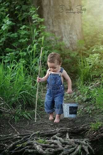 Great fishing photo mini session tips. Hay Bale Christmas Photoshoot, Toddler Boy Photography, Toddler Pictures, Foto Kids, Toddler Photoshoot, Boy Photo Shoot, Fishing Hole, Toddler Photos, Toddler Photography