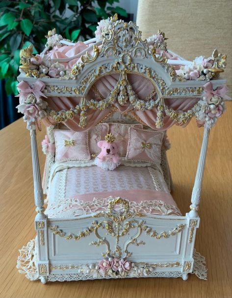 Pastel Rococo Bedroom, Pretty Doll House, Coquette Dollhouse, بيوت ملكية, French Doll House, Dreamy Decor, Dollhouse Bed, House Crafts, Doll House Crafts