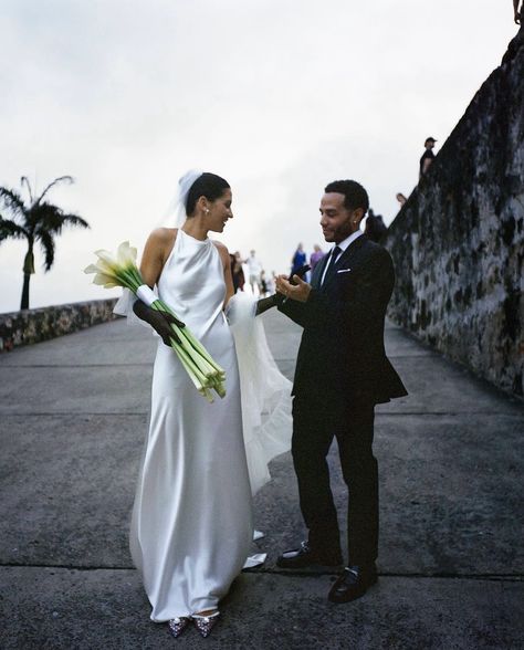 Obsessed with this bride’s bold ruffle veil and statement black gloves! 🖤✨ Create your own unforgettable look at The Bridal House, follow the link in our bio to shop similar items to create your bridal look. G&G x #wedding #bride #bridal #bridetobe #weddinggloves #bridalveil #veil #weddingaccesories #bridalaccessories #thebridalhouse Wedding Accesories, Wedding Gloves, Wedding Black, Black Gloves, Bridal Look, Bridal Veil, Bride Bridal, Black Wedding, Bride Wedding