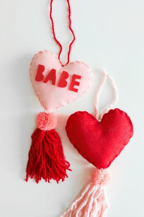 DIY Conversation Heart Tassel Charms | studiodiy.com Conversation Hearts Crafts, Heart Tassel, Thread Craft, Felt Yarn, How To Make A Pom Pom, Pom Pom Maker, Conversation Heart, Studio Diy, Conversation Hearts