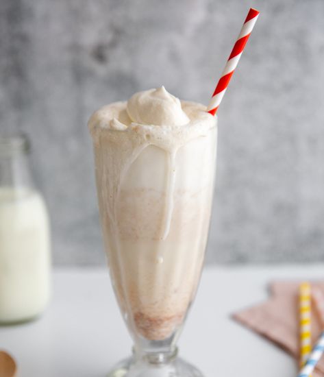 No-Ice-Cream-Needed Vanilla Milkshake Milkshake Recipe Without Ice Cream, Ice Cream Milkshake Recipe, Easy Shake Recipes, Coffee Milkshake Recipe, Vanilla Milkshake Recipe, Milkshake Recipe Easy, Homemade Milkshake, Df Recipes, Coffee Milkshake