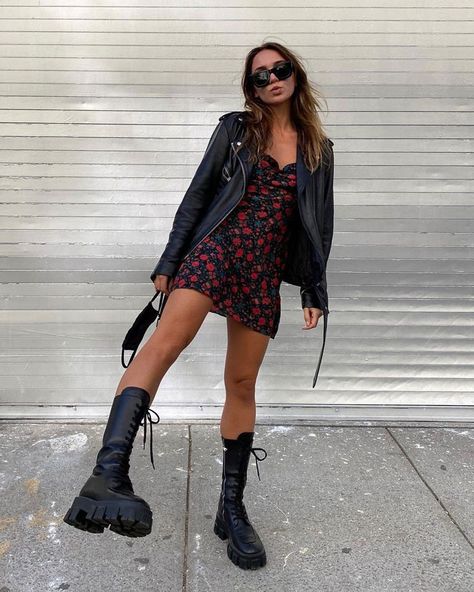 #INFLUENCERINSPO WEEKLY ROUND-UP - brunettes have more fun Sundress And Doc Martens, Red Hot Chili Peppers Concert Outfit, Punk Rock Concert Outfit, 90s Attire, Mode Edgy, Spain Vibes, Look Da Festival, Svarta Outfits, Concert Clothes