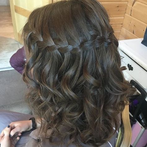 Quince Hairstyles For Short Hair Half Up, Medium Length Hairstyles For Weddings Bridesmaid, Easy Quince Hairstyles For Short Hair, Sweet 16 Short Hairstyles, Quinceanera Hairstyles With Crown Short Hair, Grad Photo Hairstyles, Braided Hairstyles Graduation, Quinceanera Hairstyles Shorthair Curly, Half Up Half Down Dama Hairstyles