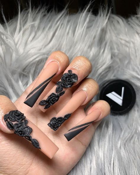 Lily 🌸✨💅🏻 on Instagram: “✖️black roses✖️ inspo: @queenofnails haven’t really done 3D flowers so i thought i’d give it a try! 🖤🖤🖤 using #118 @valentinobeautypure…” Classy Black Nails, Long Black Nails, 3d Flower Nails, Cow Nails, Black Acrylic Nails, Red Acrylic Nails, Hippie Nails, Gel Nail Art Designs, Long Acrylic Nail Designs