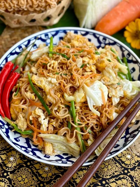 Pad Mama (Thai Instant Noodles Recipe) Stir Fry Vegan, Mama Noodles, Chicken Zoodles, Thai Recipes Noodles, Thai Recipes Authentic, Cabbage Stir Fry, Peanut Dipping Sauces, Vegan Chicken, Mama Recipe