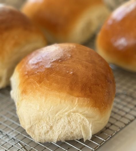 How to make Brioche Hamburger Buns in an Hour! - A Feast For The Eyes Brioche Hamburger Buns, Hamburger Rolls, Homemade Brioche, Brioche Bread, Making Homemade Pizza, Hamburger Buns, Cross Buns, Brioche Buns, Honey Butter