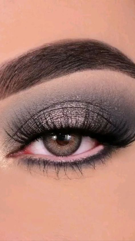 Silver Eye Makeup For Hooded Eyes, Grey Black Smokey Eye, Prom Makeup For Gray Dress, Eyeshadow Looks For Grey Dress, Dark Gray Makeup, Gray Eyes Makeup Look, Smoky Gray Eye Makeup, Eyeshadow For Grey Dress, Grey And Silver Eyeshadow