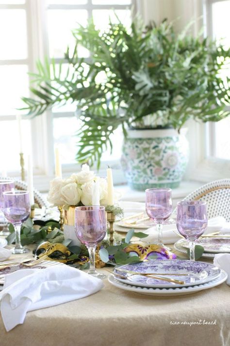 A festive table set for Mardi Gras. Here are some of the most popular tablescapes that I’ve created over the years. Beach Tablescapes, Mardi Gras Dinner Party, Mardi Gras Dinner, Mardi Gras Wedding, Entertaining Tablescapes, Mardi Gras Centerpieces, Festive Table Setting, Friendsgiving Party, Table Setting Inspiration