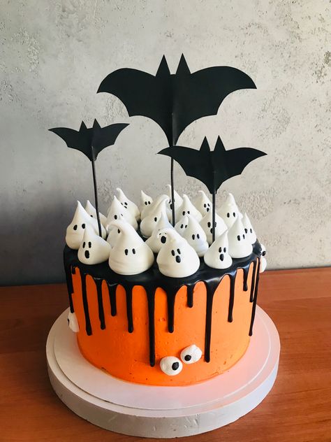 Halloween Fondant Cakes, Halloween Cake Designs Easy, Halloween Birthday Cakes For Kids, Halloween Cakes Ideas, Halloween Fondant Cake, Halloween Birthday Party Ideas, Halloween Cake Design, Halloween Cake Ideas, Cute Halloween Cakes