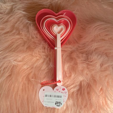 Nwt Heart Shaped Measuring Cups! Just In Time To Whip Up A Valentine’s Day’s Treat!!! They Are Plastic. Heart Measuring Spoons, Aesthetic Measuring Cups, Heart Measuring Cups, Heart Shaped Decor, Heart Shaped Things, Heart Baking, Future Album, Dry Measuring Cups, Hell's Kitchen