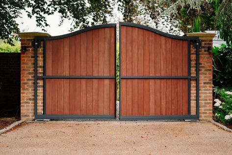 Wood And Iron Gates Entrance, Gate Color Ideas Entrance, Mexican Style House, Modern Fencing, Farm Gates Entrance, Wooden Driveway Gates, Wood Gates Driveway, Metal Driveway Gates, Wood Fence Gates