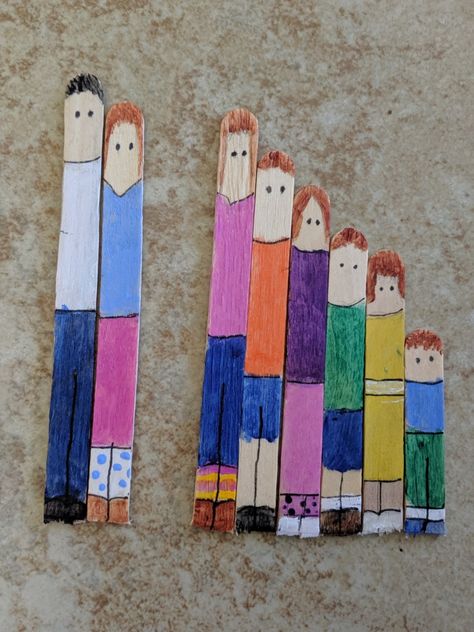 Popsicle stick family Popsicle Stick Characters, Popsicle Stick Family, Popsicle People Craft, Popsicle Stick Family Craft, Popsicle Family Craft Sticks, Popsicle Stick Collaborative Art, Popsicle Stick People, Painting On Popsicle Sticks, Ice Cream Stick Crafts