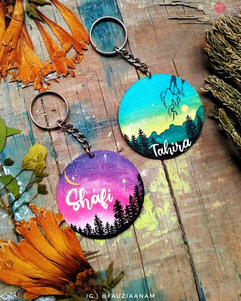 Mdf Keychain Painting, Keychain Painting Ideas, Keychain Painting, Painted Keychain, Keyring Craft, Painting Ideas Aesthetic, J Craft, Diy Gifts For Girlfriend, Rainbow Unicorn Party