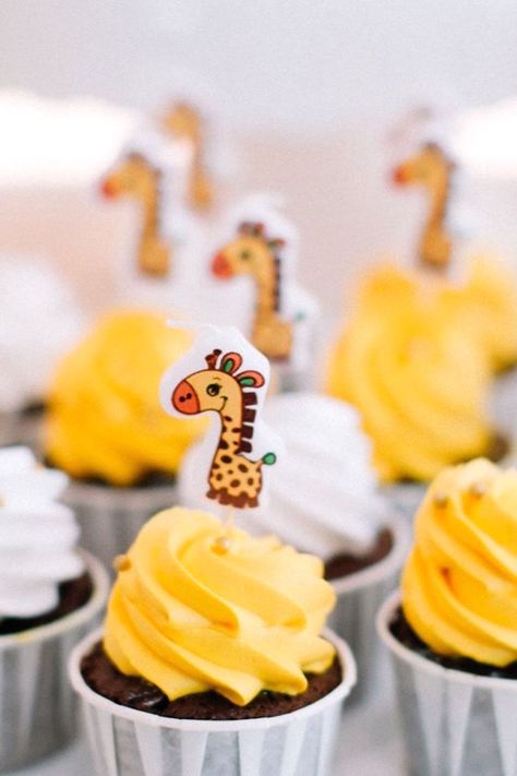 Giraffe Theme Birthday Party, Diy 30th Birthday Decorations, Giraffe Decorations, Avengers Birthday Decorations, Giraffe Cupcakes, Giraffe Birthday Parties, Wild Kratts Birthday Party, Halloween Birthday Party Decorations, Giraffe Theme