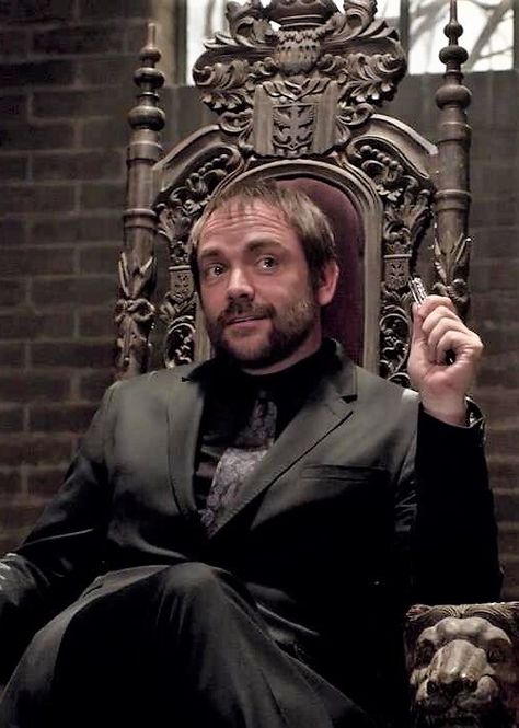 Mark Sheppard Crowley, Crowley Spn Wallpaper, Spn Crowley, Demon Supernatural, Spn Characters, Supernatural Crowley, Crowley Spn, Sam And Dean Supernatural, Crowley Supernatural