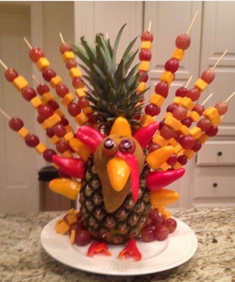 Thanksgiving Vegetable Tray, Holiday Fruit Platter, Tropical Thanksgiving, Thanksgiving Veggie Tray, Turkey Fruit, Thanksgiving Party Food, Fall Recipes Appetizers, Fruit Turkey, Thanksgiving Charcuterie