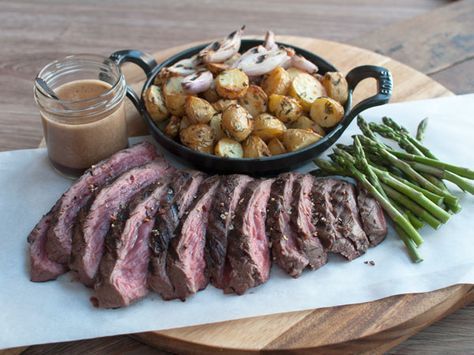 Met deze bavette met sjalottensaus maak je zeker weten indruk op je lief. Lekker met aardappelwedges en gegrilde groenten uit de oven. Meat Love, Bbq Steak, Herb Sauce, Giant Food, God Mat, Flank Steak, Beef Dishes, What To Cook, Meat Recipes