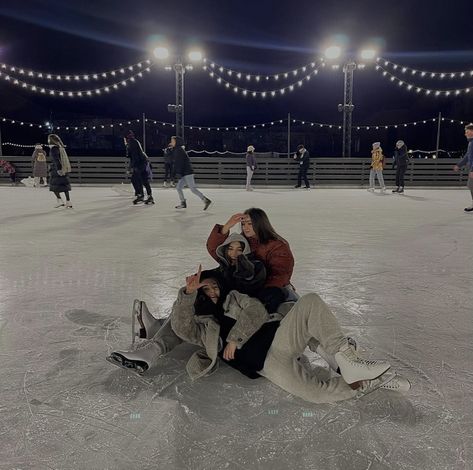 Ice Skating With Friends Aesthetic, Figure Skating Aesthetic, Ice Skating Aesthetic, Winter Ice Skating, Mode Au Ski, Friends Winter, Skating Aesthetic, Three Musketeers, Winter Photoshoot