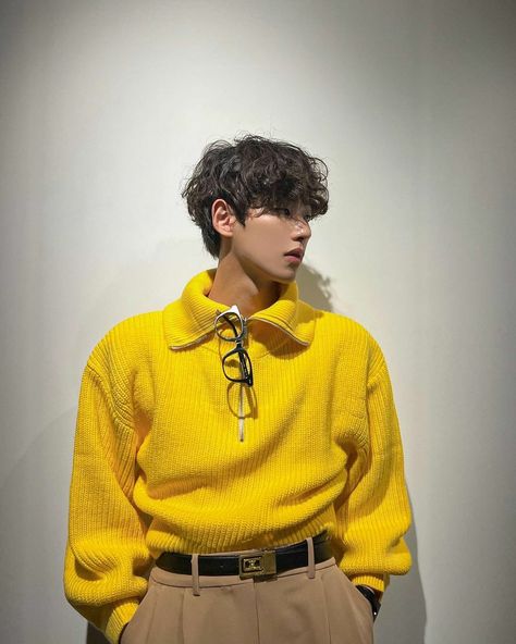 Boys Outfits Aesthetic, Yellow Sweater Outfit, Korean Street Fashion Men, Sweater Outfits Men, Asian Men Fashion, Yellow Clothes, Men Haircut Styles, Street Style Outfits Men, Men Stylish Dress