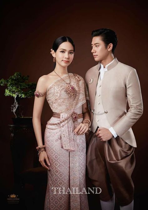 Southeast Asian History & Heritage ASEAN | A young Thai couple, dressed in their elegant TRADITIONAL THAI WEDDING COSTUME … 👍❤️🇹🇭 | Facebook Thai Wedding Dress Traditional, Thai Prewedding, Laos Wedding, Thailand Costume, Thailand National Costume, Thailand Fashion, Traditional Thai Clothing, Thai Wedding Dress, Thai Fashion