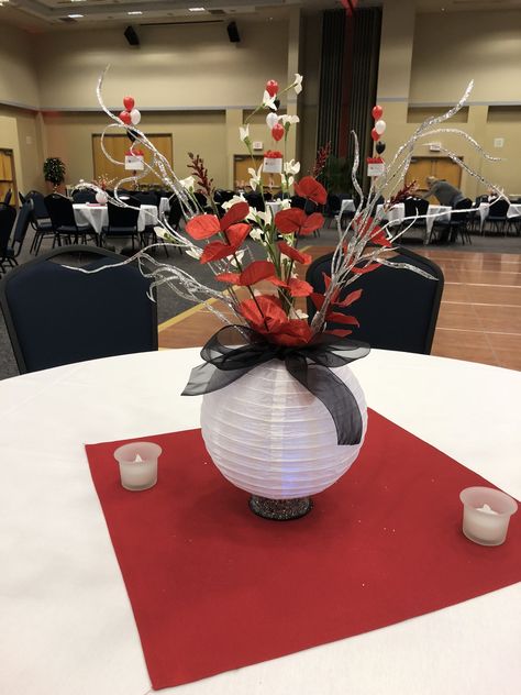 Inexpensive centerpieces Chinese Lantern Centerpieces, Anime Centerpiece, Paper Lantern Centerpieces, Floral Centerpieces Wedding, Inexpensive Centerpieces, Wedding Motifs, Simple Wedding Centerpieces, Lantern Centerpieces, Centerpieces Wedding