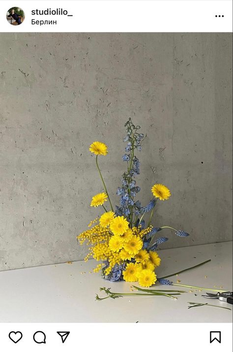 Yellow Wedding Centerpieces, Yellow Flower Arrangements, Yellow Centerpieces, White Flowering Plants, Signs Of Love, Modern Arrangements, Instagram Call, Blue Wedding Inspiration, Flower Vase Arrangements