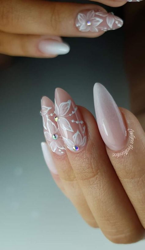 Nail Art Mariage, Nail Art Fleur, Tape Nail Art, Bridal Nails Designs, Unghie Sfumate, Bridal Nail Art, Nail Art Wedding, Bride Nails, Nail Designs Glitter