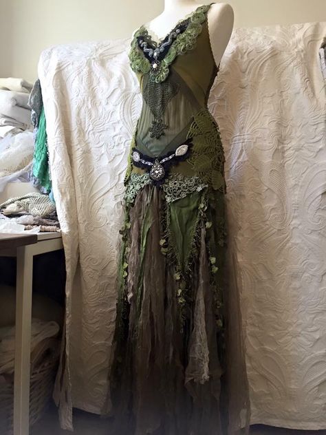 Gorgeous! And, the bonus here is that green is a healing color Forest Wedding Dress, Elven Wedding Dress, Forest Dress, Estilo Hippy, Fairy Clothes, Estilo Hippie, Hippy Chic, Woodland Fairy, Skirt Maxi