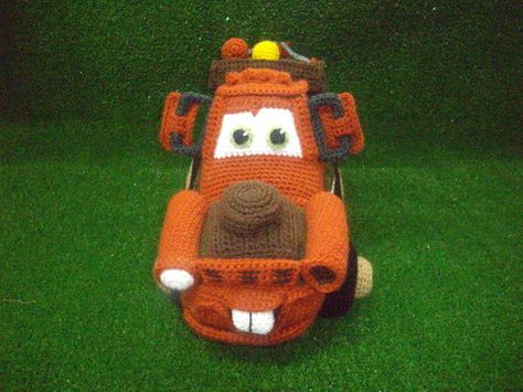 Personaje Mate de la película Cars. No le falta detalle. Visto en BichitosCrochet Tow Mater, Christmas Crochet, Crochet Toys, Crochet Baby, Crochet Projects, Toy Car, Amigurumi, Crochet Patterns, Miniatures