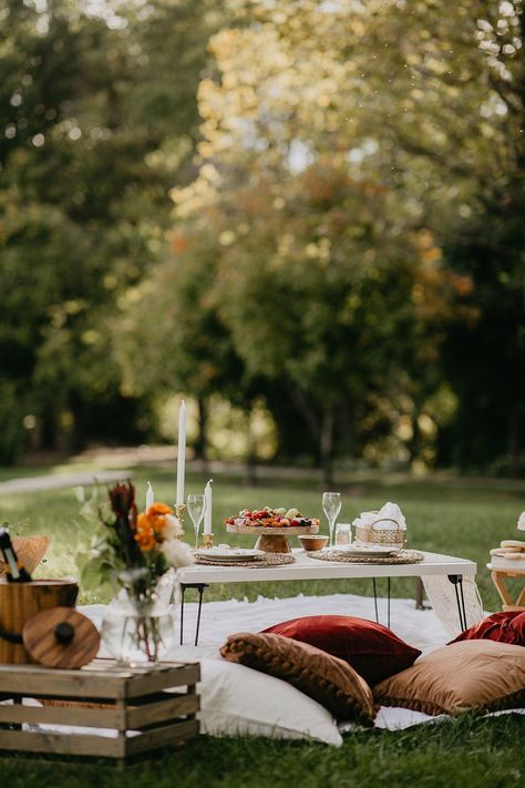 Autumn Picnic Proposal & Engagement Celebration Inspiration. For more proposal planning tips, visit burghbrides.com! #weddingproposal #fallengagement #engagementphotos #engagementsession Teepee Proposal, Proposal Picnic Ideas, Proposal Picnic Set Up, Autumnal Picnic, Picnic Proposal Ideas, Autumn Proposal, Bougie Picnic, Engagement Photos Picnic, Fall Proposal Ideas