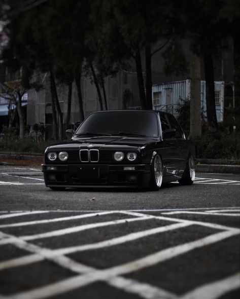 325i Bmw Gusheshe Wallpaper, Bmw E30 Black, Bmw Sports Car, Bmw Black, Bmw E28, Uhd Wallpaper, Bmw 325, Bmw Sport, Bmw E30 M3