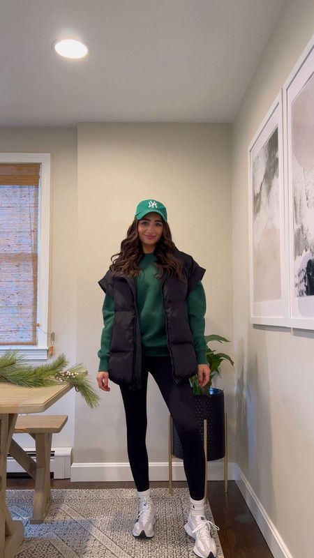 Athletic Walking Outfit, Casual Outfits Mom Everyday, Green Hat Outfit Winter, Shopping Outfit Winter Comfy, Mom Athleisure Style Winter, Grocery Shopping Outfit Winter, Everyday Winter Outfits Street Style, Early Spring Casual Outfits, Winter Outfits Athleisure