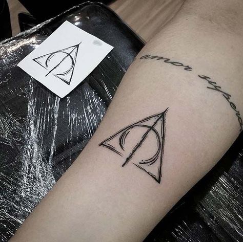 Deathly Hallows Symbol Tattoo Idea Felix Felicis Tattoo, Expecto Patronum Tattoo, Harry Tattoos, Harry Potter Symbols, Diy Tattoo Permanent, Tatuagem Masculina Pequena, Deathly Hallows Symbol, Petit Tattoo, Armband Tattoos