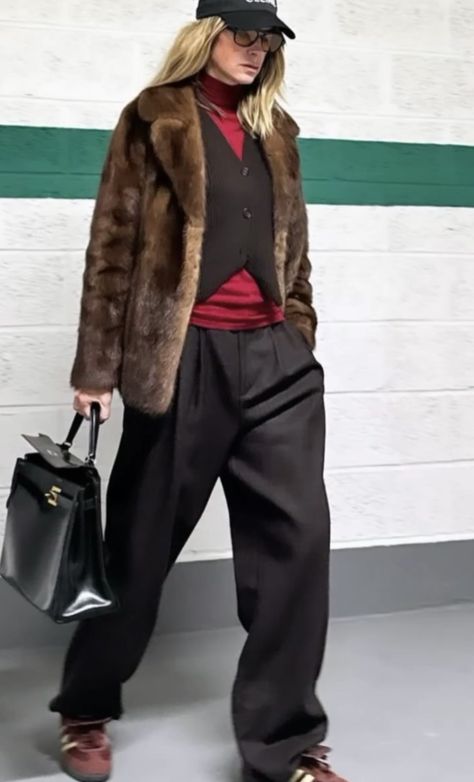 Outfit With Fur Coat, Fur Coat Outfits, Parisienne Chic, Fur Leather Jacket, Winter Fashion Outfits Casual, What To Wear Today, Street Fashion Photography, Street Style Winter, Todays Outfit