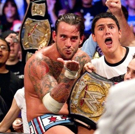 CM Punk Leaves Chicago As WWE World Heavyweight Champion Cm Punk Wwe Champion, Wwe Best Moments, Cm Punk Aesthetic, Cm Punk Pfp, Cm Punk Wallpapers, Wwe Pfp, Cm Punk Aew, Wwe Aesthetic, Wwe Funny Pictures