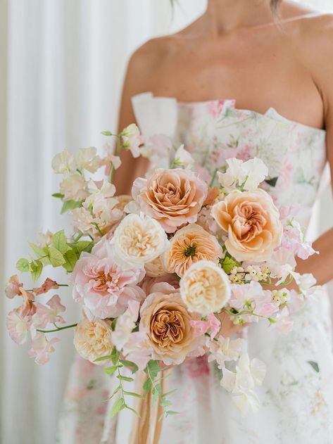 Simple Beach Wedding Flowers, Apricot Wedding Flowers, Peach Stock, Peach Pink Wedding, Apricot Wedding, Bridal Bouquet Peach, Peach Wedding Bouquet, Blush Bouquet Wedding, Bridal Bouquet Summer