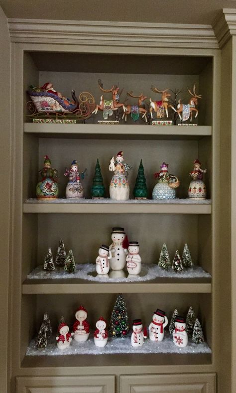 Jim Shore Christmas Display, Santa Collection Display Ideas, Snowman Display, Jim Shore Christmas, Figurine Display, Snowman Figurine, Craft Fair Displays, Winter Decorating, Bethany Lowe