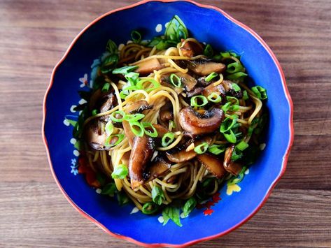 Sesame Noodles With Mushrooms Recipe | Ree Drummond | Food Network (she just used spaghetti) Simple Sesame Noodles, Noodles With Mushrooms, Sesame Noodles Recipe, Ree Drummond Recipes, Sesame Noodles, Pioneer Woman Recipes, Asian Noodles, Noodles Recipe, Ree Drummond