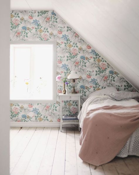 Bedroom Wallpaper White, Swedish Country House, Floral Wallpaper Bedroom, Attic Renovation, Attic Remodel, Attic Bedroom, Bedroom Ceiling, Summer Cottage, Wallpaper Bedroom