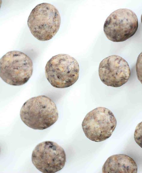 These Cookies and Cream Cake Pops are the perfect combination of vanilla, chocolate, cookies AND cake! Plus three different ways to decorate them. #cookiesandcreamcakepops #cakepops #oreocakepops Cake Pops Flavors, Cookies And Cream Cake Pops, Cake Pops Ideas, Cookies Cream Cake, Cake Pop Flavors, Oreo Cake Pops, Cookies And Cream Cheesecake, Oreo Buttercream, Cookies And Cream Cake