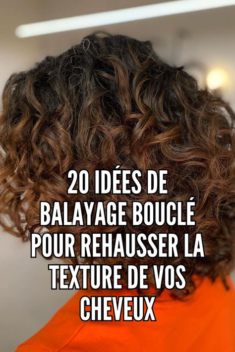 Des boucles douces associées à un balayage brun chaud forment un duo parfait pour une coiffure courte élégante et féminine. // Crédit photo : Instagram @royaloakbcn Photo Instagram, Balayage, Texture, Instagram