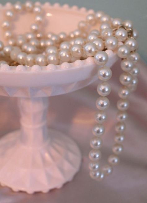 Pearls Vintage Aesthetic, Pearl Girl Aesthetic, Perls Jewellery Aesthetic, Pink Pearl Aesthetic, Pearls Aesthetic, Displaying Jewelry, Pearl Aesthetic, Feminine Jewelry, Wear Pearls