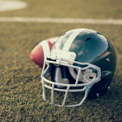 Football Helmet Aesthetic, Futbol Americano Aesthetic, Become A Pilot, I Love The Lord, Widget Ideas, Football Pictures, Go Hiking, Ernest Hemingway, American Football