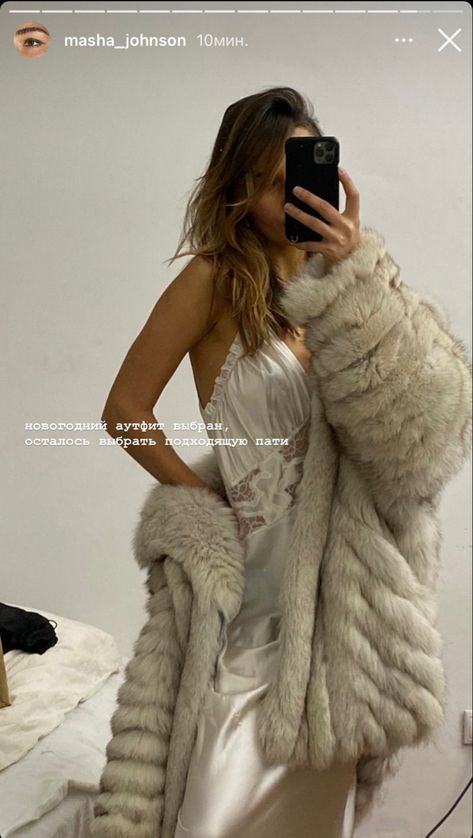 Silk Dress With Fur Coat, Long Fur Coat Outfit, Dress With Fur Coat, Fur Coat Outfit, Dream Party, Coctail Dresses, Trip Outfits, Silk Outfit, Gold Aesthetic