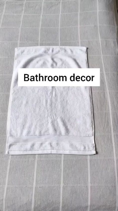 White Bathroom Towel Ideas, Bathroom Towel Ideas, How To Roll Bath Towels, Fancy Towels, Folding Towels, Dekorere Bad, Bathroom Towel Decor, Bathroom Decor Themes, Black And White Bathroom