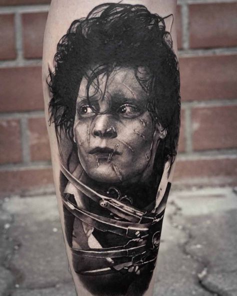 Jhonny Depp tattoo Edward American Horror Story Tattoo, Scissorhands Tattoo, Portrait Tattoo Ideas, Edward Scissorhands Tattoo, Johnny Depp Tattoos, Portrait Tattoo Sleeve, Tim Burton Tattoo, Floral Back Tattoos, Dragon Tattoo For Women