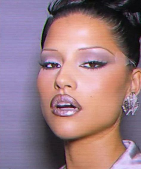 2000’s Makeup, Temet Nosce, 90s Makeup Look, 90s Makeup, Runway Makeup, Ethereal Makeup, Dope Makeup, Dark Makeup, Creative Makeup Looks