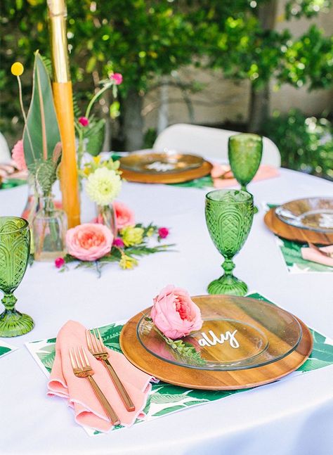 All to the natural crockery!!! Love the way you can play with the wood, the glass ant the food on it! Tropical Bridal Shower Decorations, Brunch Table Setting, Miami Bachelorette, Outdoor Bridal Showers, Fiesta Bridal Shower, Bridal Shower Decorations Diy, Fiesta Tropical, Tropical Bridal Showers, Tropical Bridal