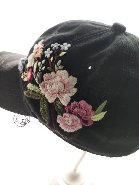 Black Cap Embroidery, Embroidered Botanicals, Embroidery Hats Baseball Caps, Black Hat Baseball, Baseball Cap Embroidery, Diy Hats, Bone Bordado, Embroidery Clothes, Embroidery Hat