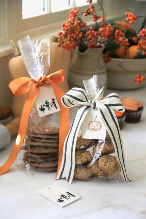 Flowers For Friends, Baking Basket, Jenny Steffens Hobick, Creative Gift Baskets, Sack Lunch, Potted Flowers, Bakery Packaging, Halloween Kitchen, Cookie Bags